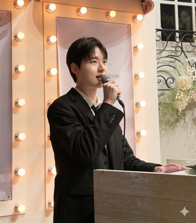 마이크를 잡고 진행 중인 쏘뉴웨딩 전문 사회자